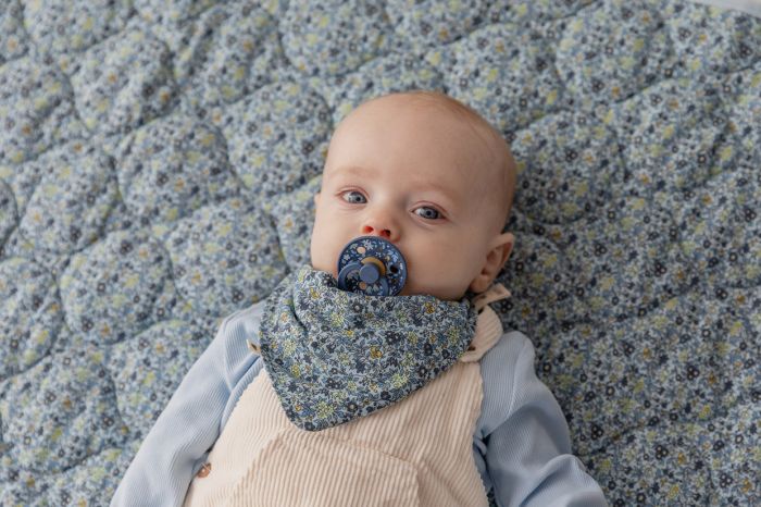 Нагрудник BIBS x Liberty Bandana Bib – Chamomile Lawn Baby Blue